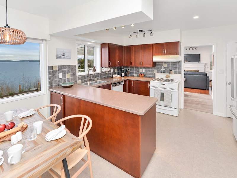 Fully equipped kitchen for the chef in your group.