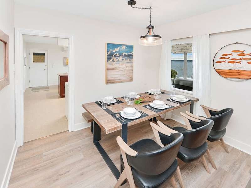 Seating for 6 in the dining room.