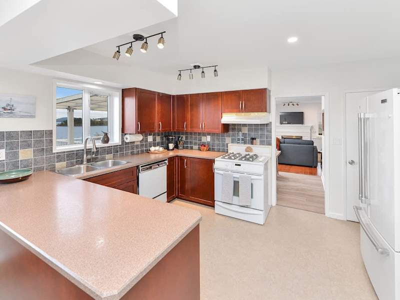 Fully equipped kitchen for the chef in your group.