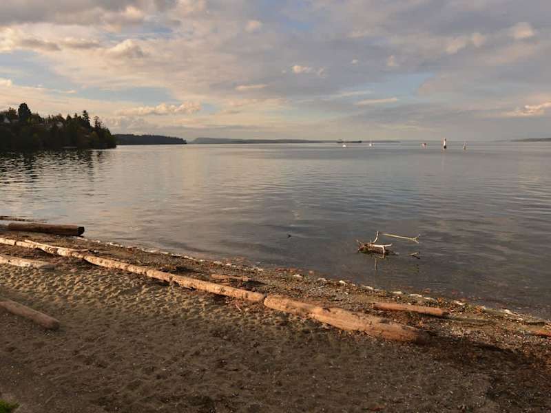 Kinsmen Beach Park just a short walk away.