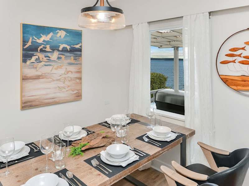 Seating for 6 in the dining room.