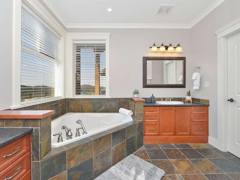 Primary bedroom ensuite on the main floor.