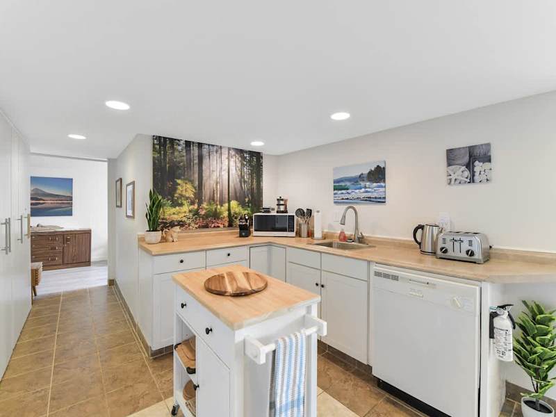 Fully equipped modern kitchen.