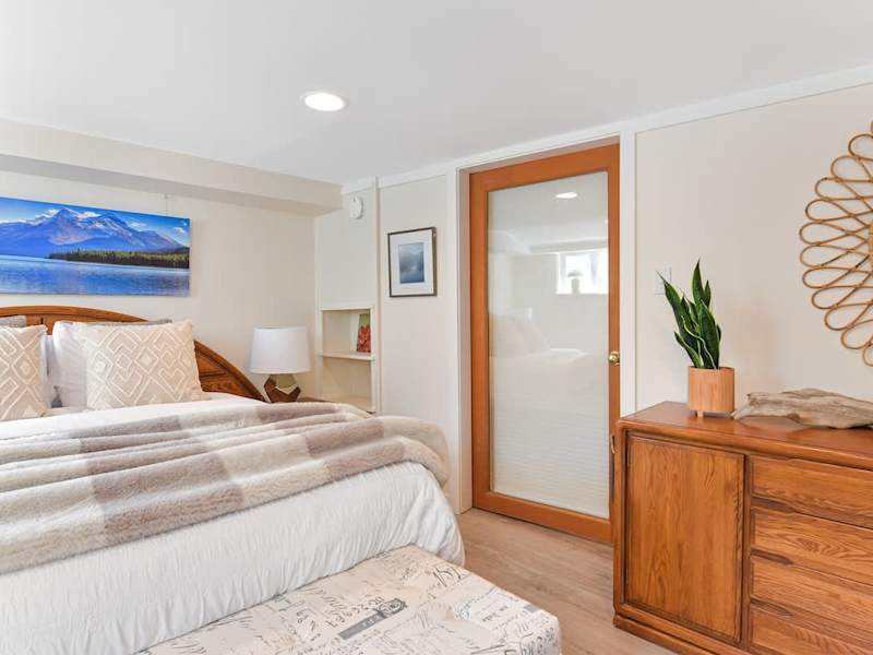 Primary Bedroom with queen bed.