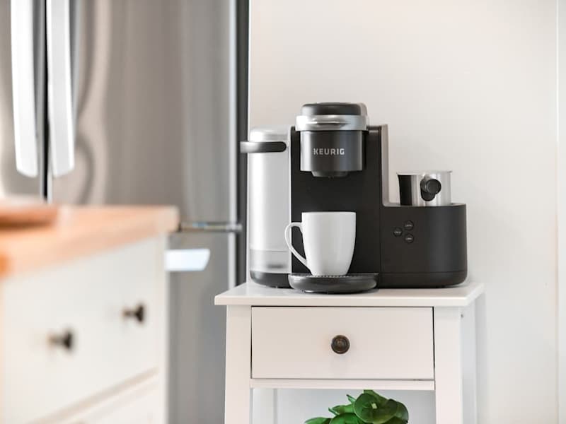 Fully equipped modern kitchen.