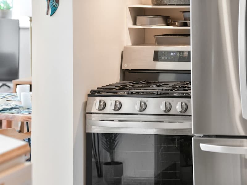 Fully equipped modern kitchen.