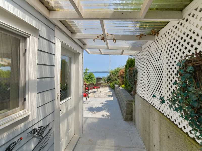 Private entrance way to the Gulf Island View Suite.