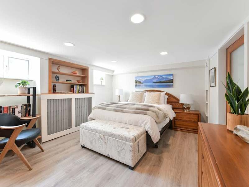 Primary Bedroom with queen bed.