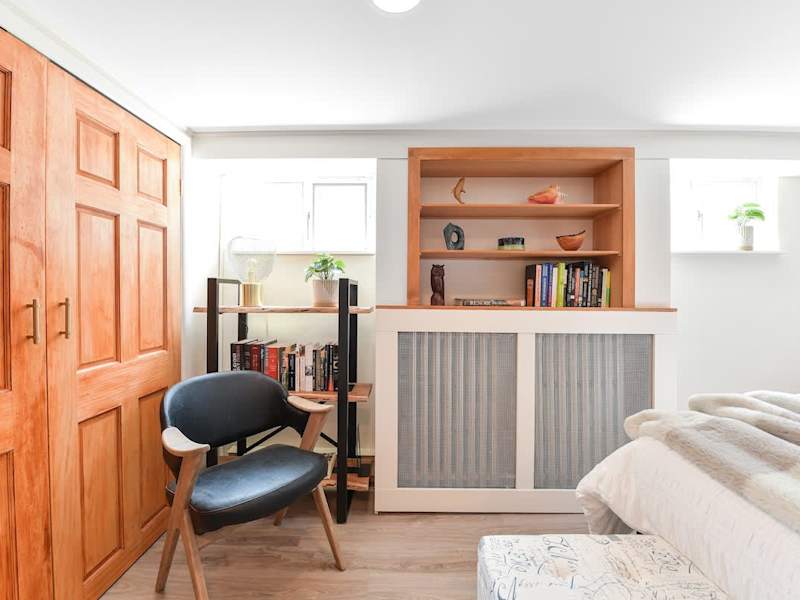 Primary Bedroom with queen bed.