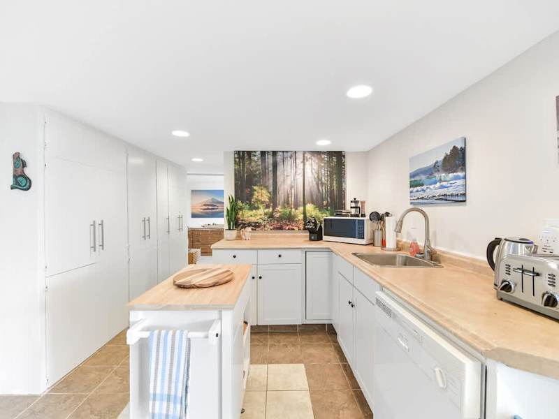 Fully equipped modern kitchen.