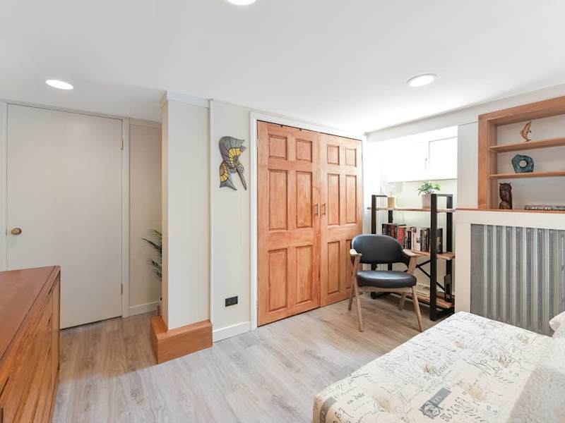 Primary Bedroom with queen bed.