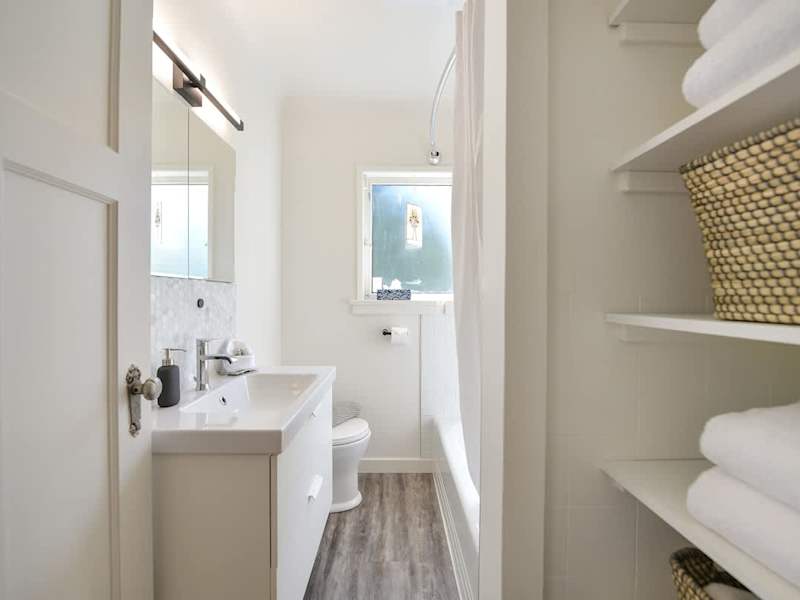 Main cottage bathroom.