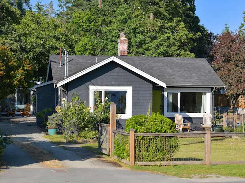 Front of the main cottage and driveway.