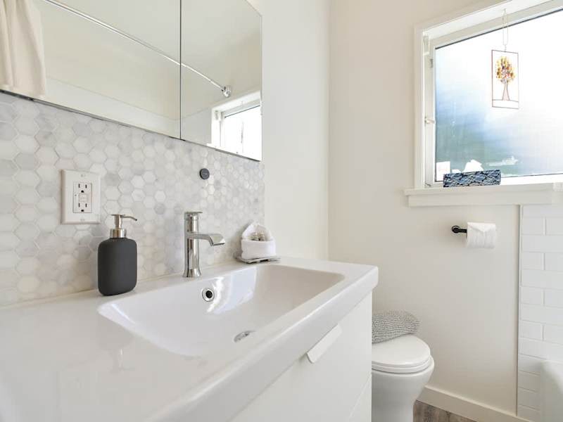 Main cottage bathroom.