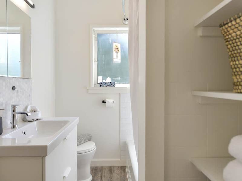 Main cottage bathroom.