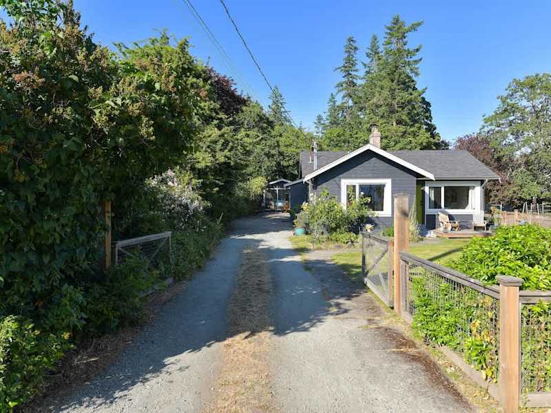 Front of the main cottage and driveway.