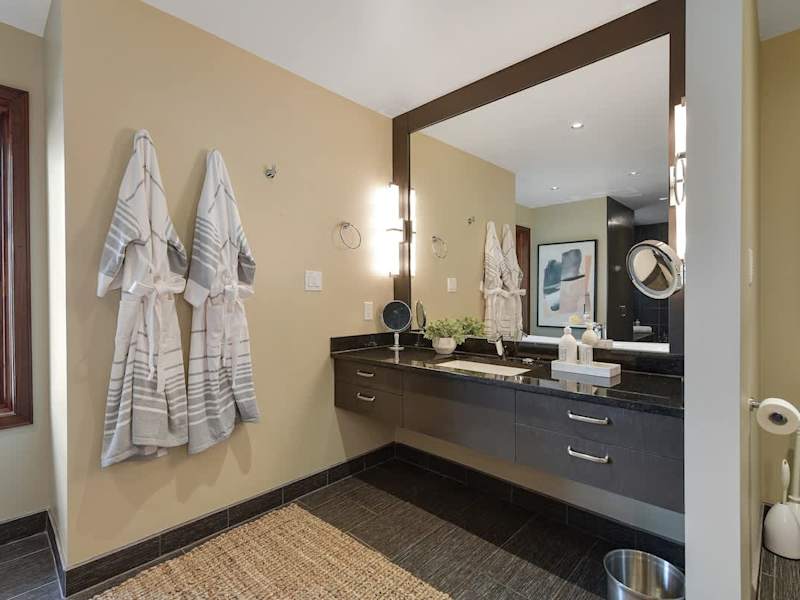 Primary bedroom ensuite on the main floor.