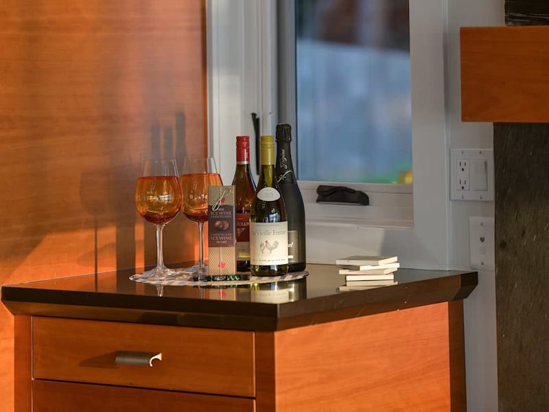 Fully equipped modern kitchen.