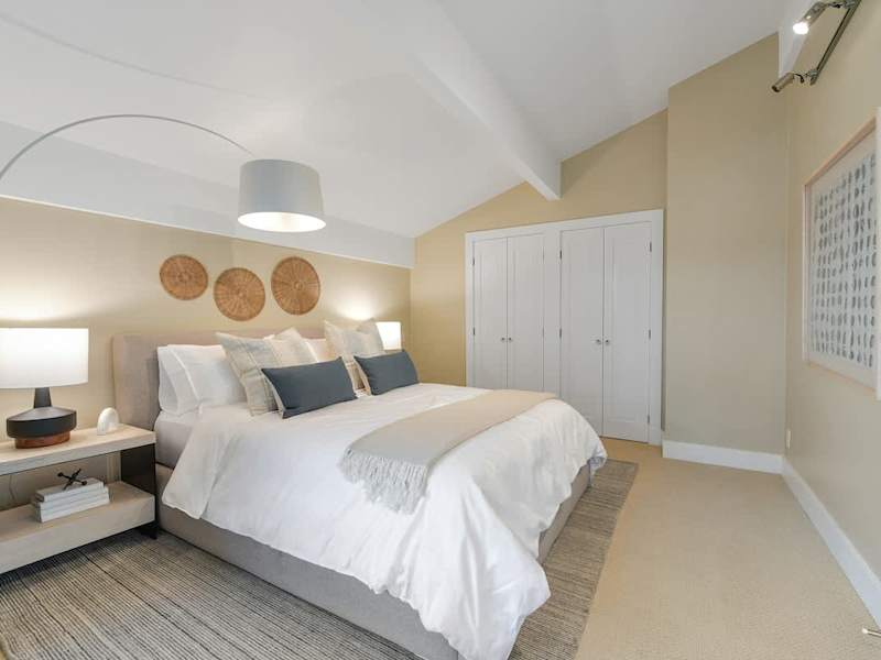 Third bedroom on the upper floor.