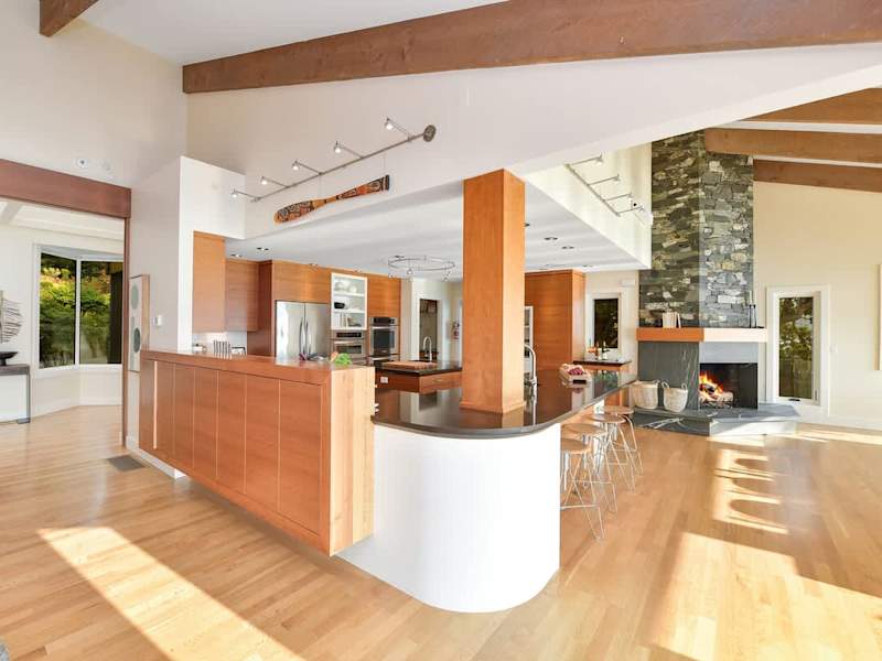 Modern and fully equipped kitchen.