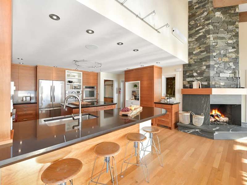 Modern and fully equipped kitchen.