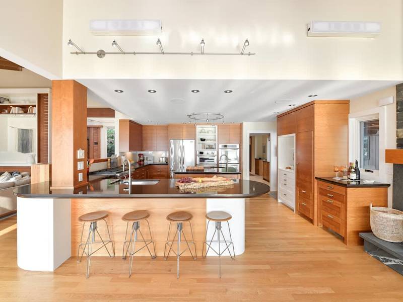 Modern and fully equipped kitchen.