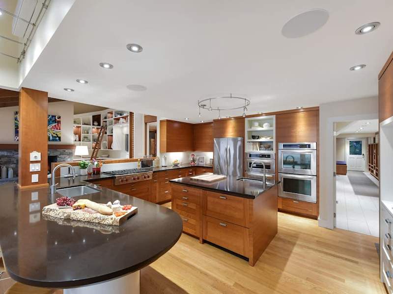 Fully equipped modern kitchen.