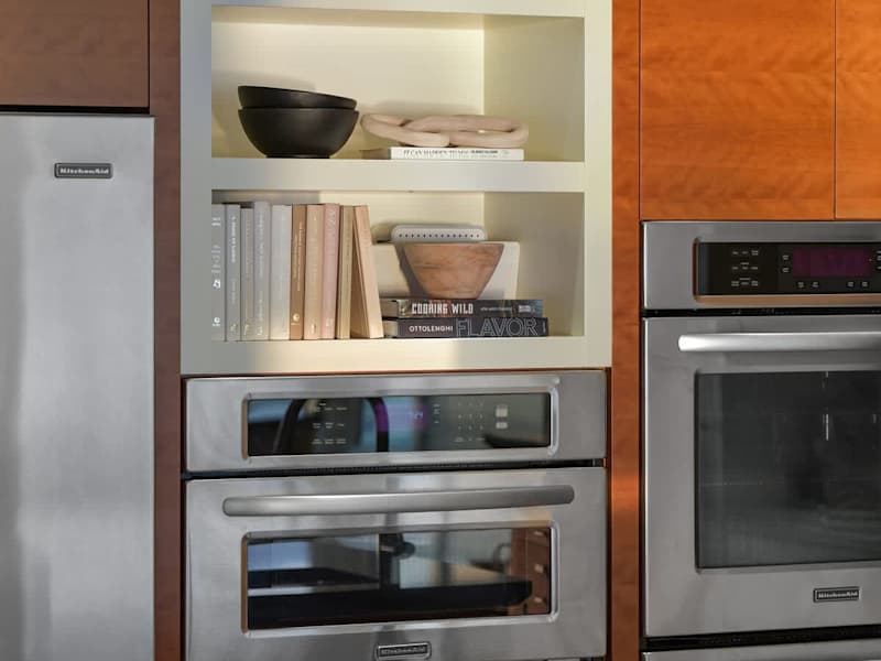 Fully equipped modern kitchen.