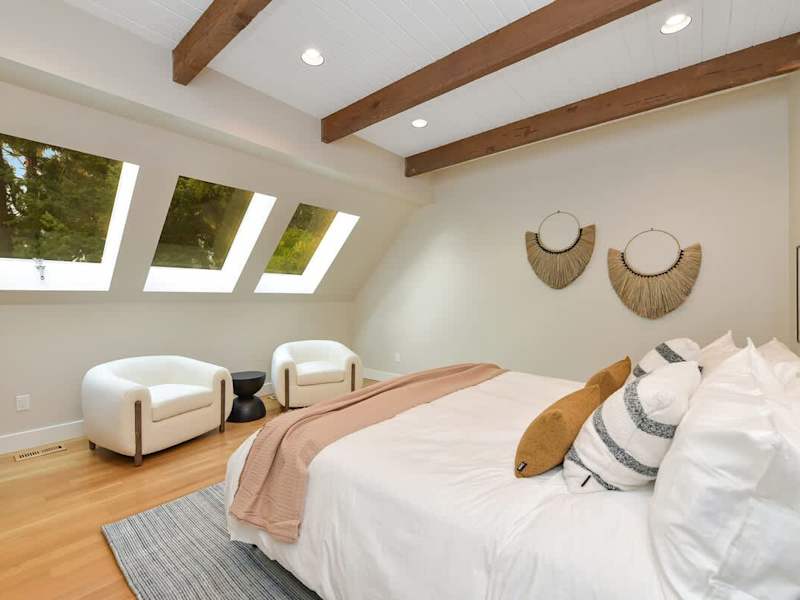 Fifth bedroom on the upper floor.