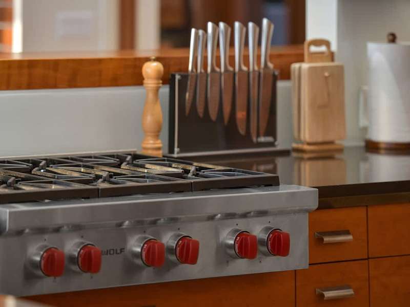 Fully equipped modern kitchen.