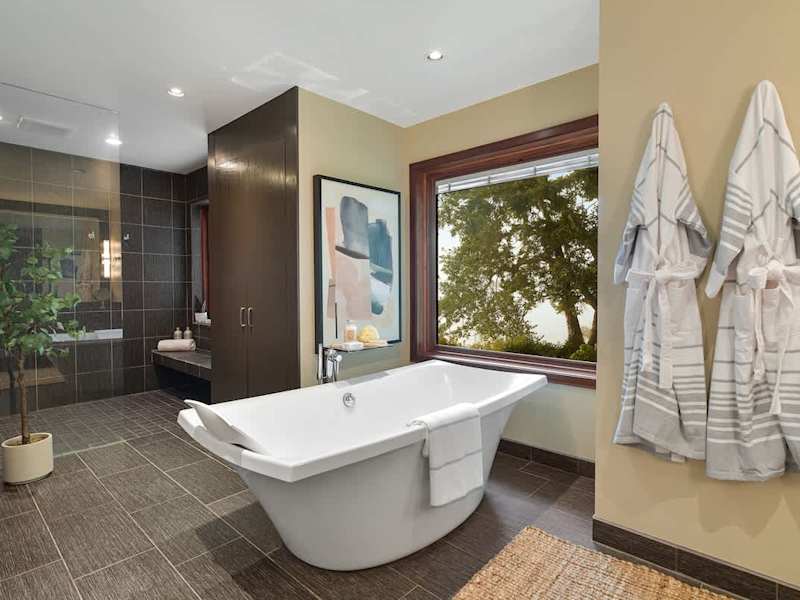 Primary bedroom ensuite on the main floor.