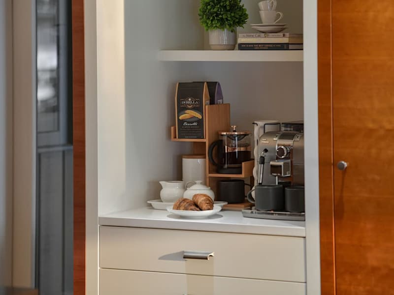 Fully equipped modern kitchen.
