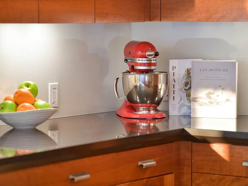 Fully equipped modern kitchen.