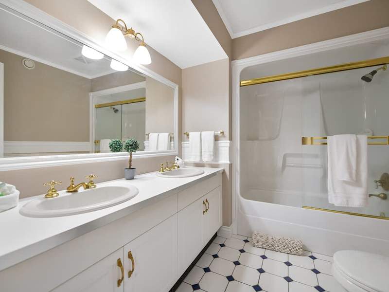 Lovely 4 piece Washroom
