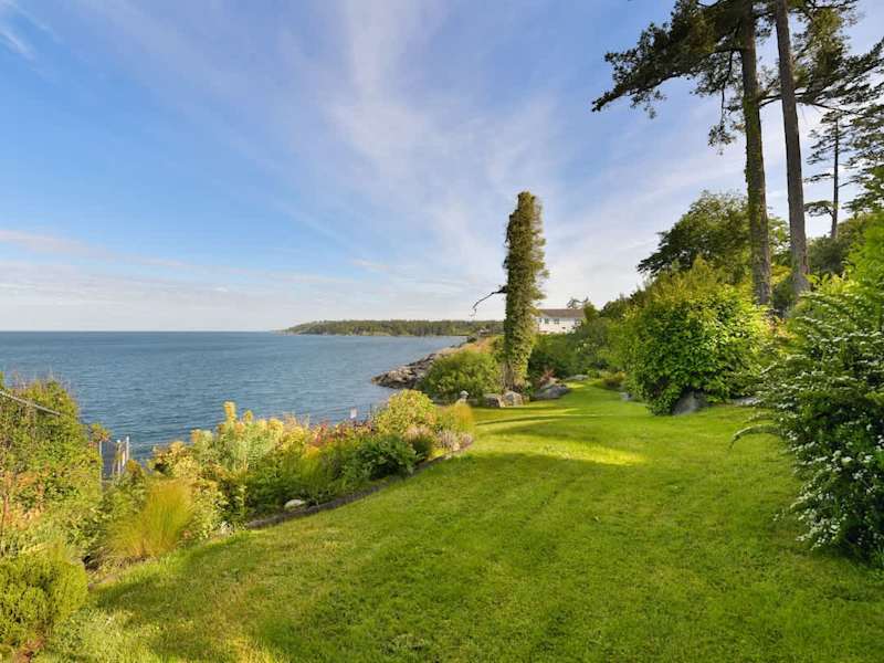 Beautiful gardens and paths oceanside.