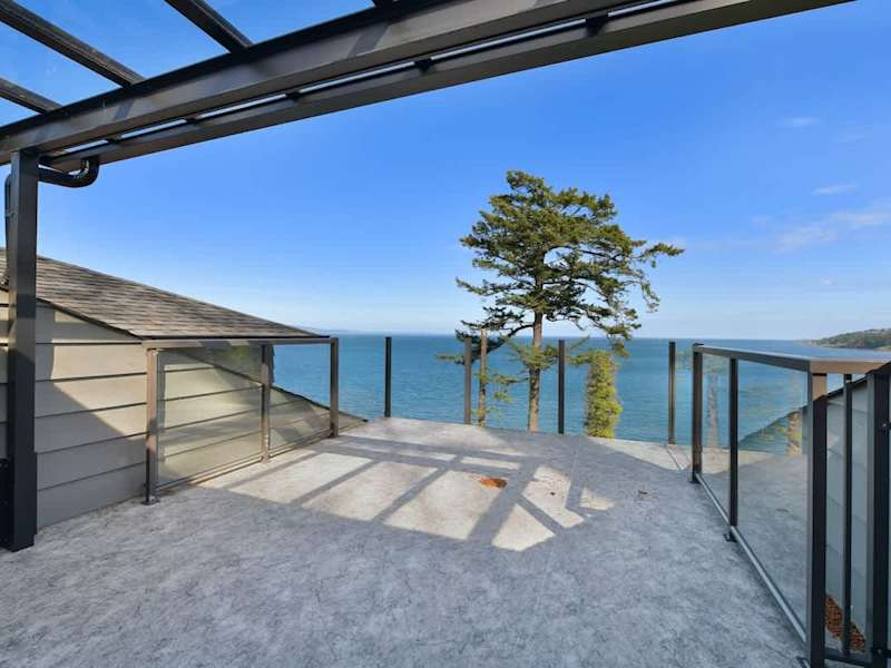 Top floor ocean view deck space.