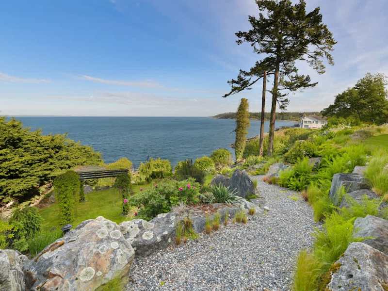 Beautiful gardens and paths oceanside.