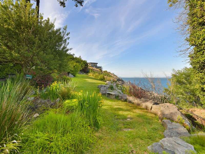 Beautiful gardens and paths oceanside.