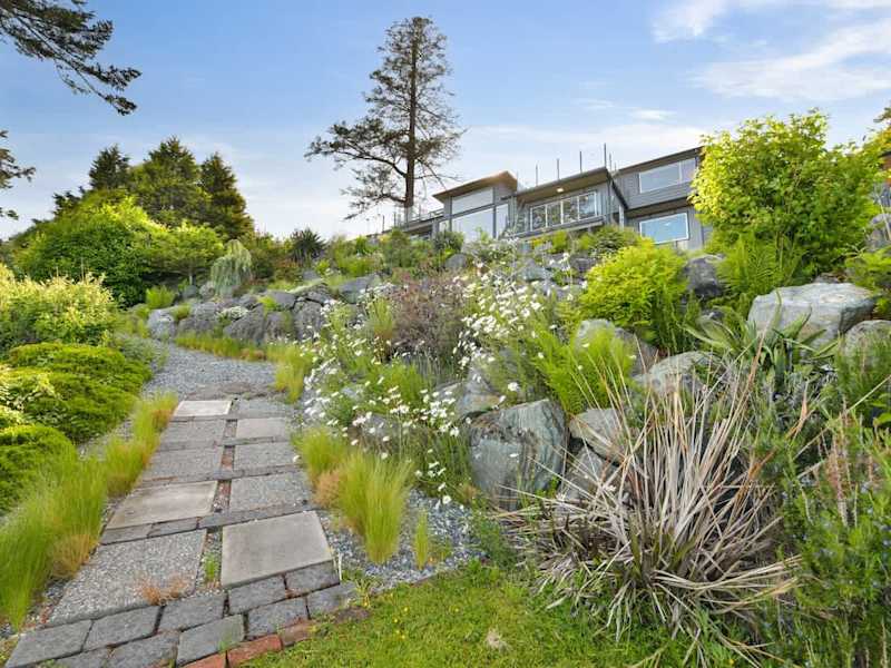 Beautiful gardens and paths oceanside.