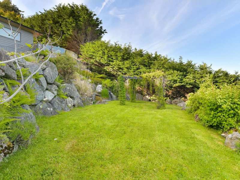 Beautiful gardens and paths oceanside.