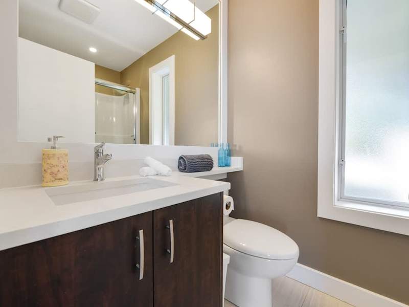 Top floor second full bathroom.