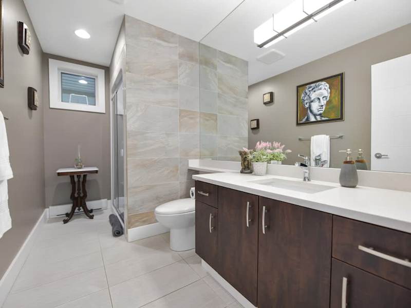 Main floor full bathroom.