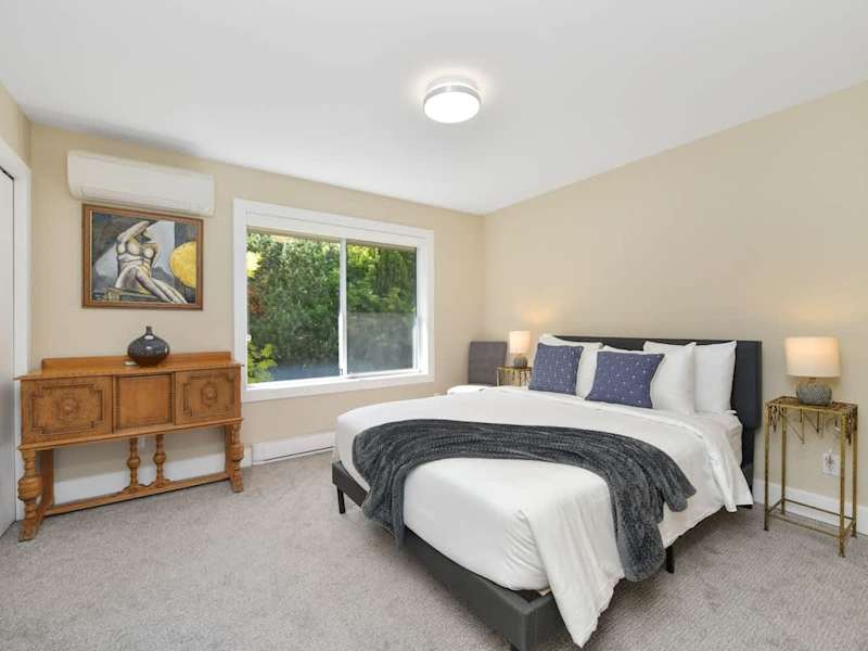 Second Queen bedroom top floor.