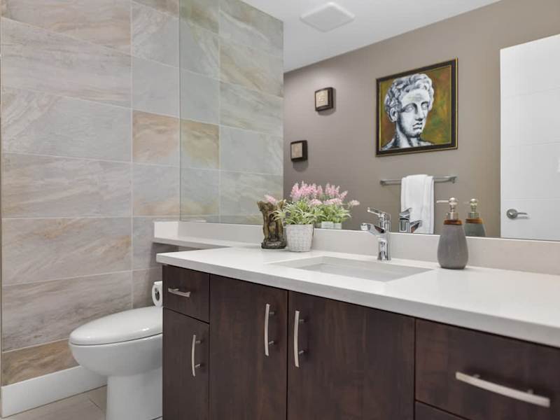 Main floor full bathroom.