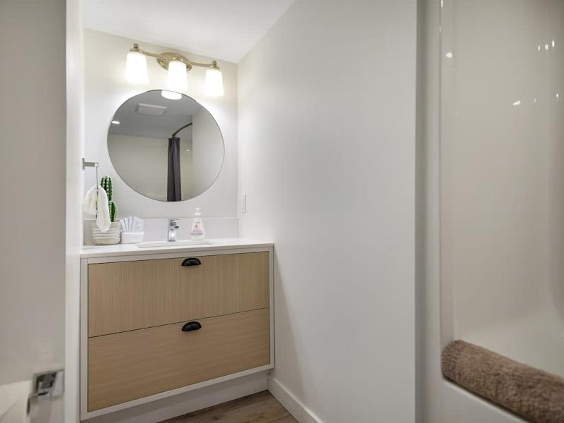 Ground level full bathroom 4