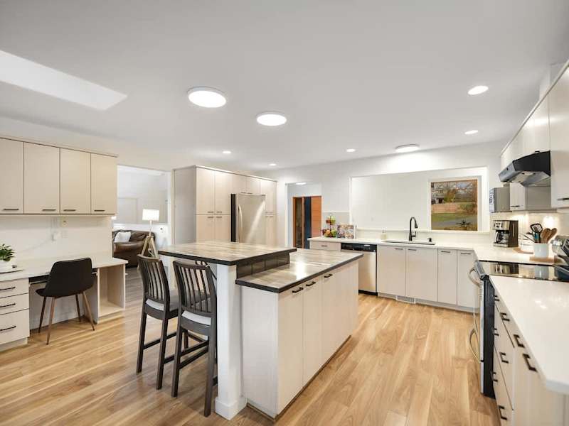 Main level fully equipped modern kitchen.