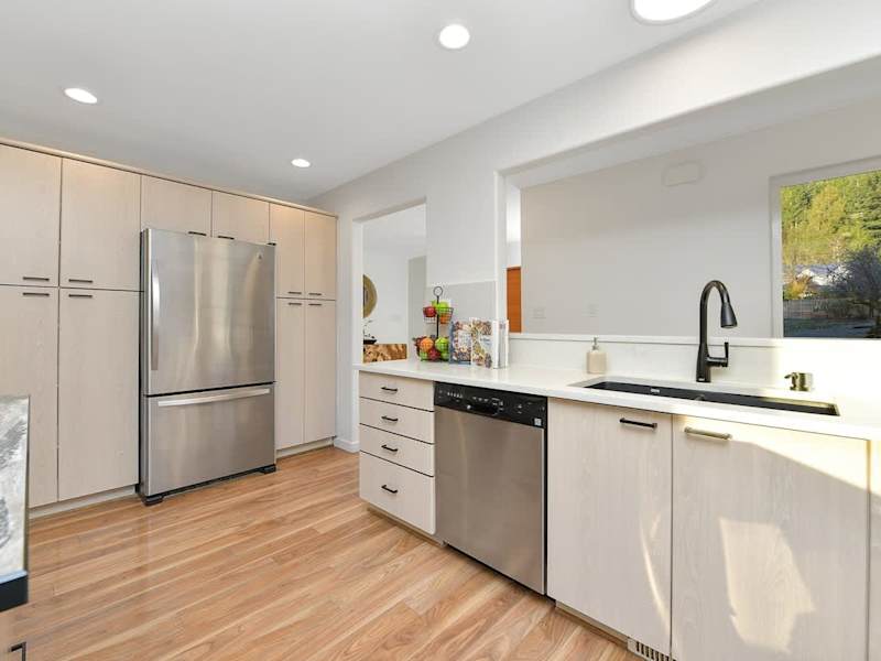 Main level fully equipped modern kitchen.