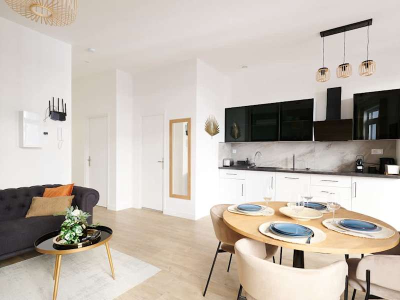 Helles Wohnzimmer – Prestige mit Blick auf die Markthalle, Rue Flourens