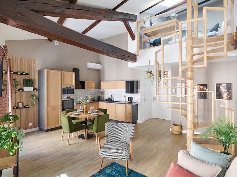 Designer loft with beams and spiral staircase – holiday rental rue Flourens, Béziers
