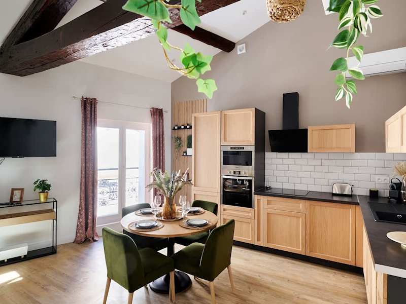 Küche unter Holzbalken – 70 m² Design-Ferienwohnung, Béziers